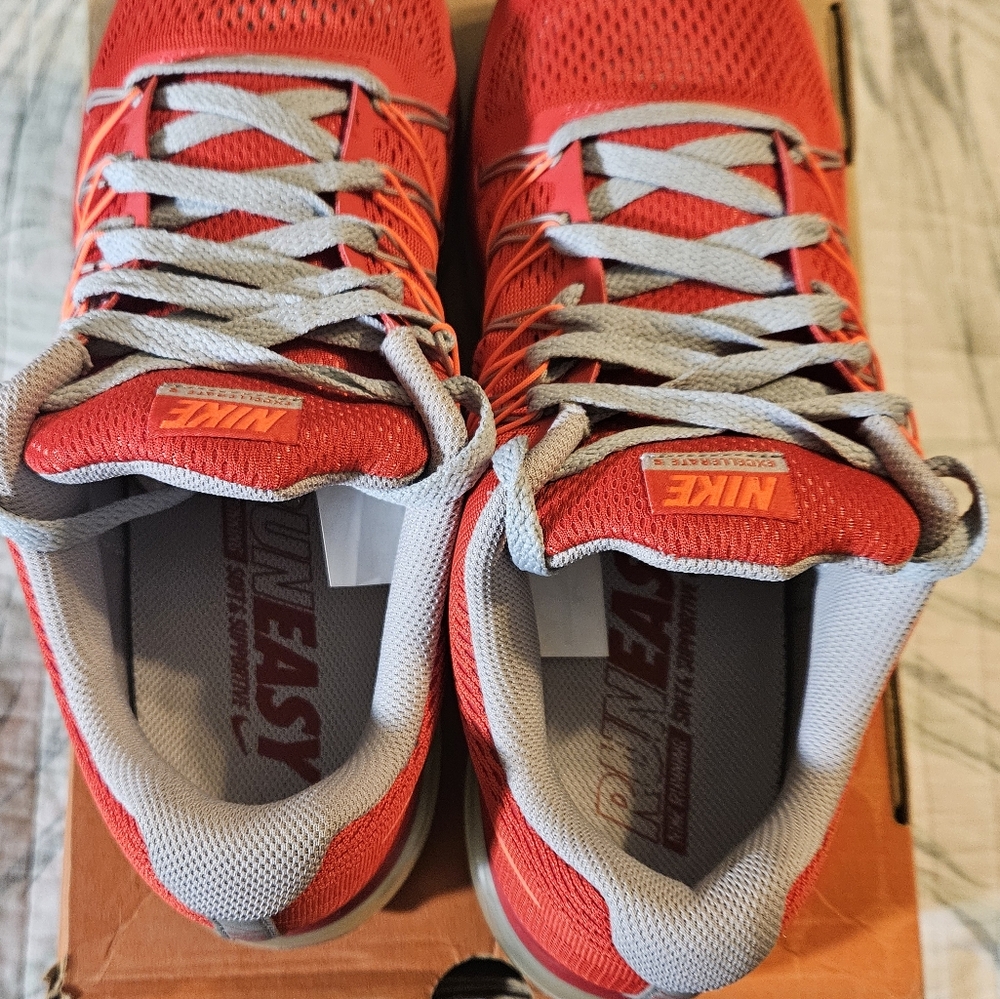 Men's Nike Air Max Excellerate 5 - University Red, size 10